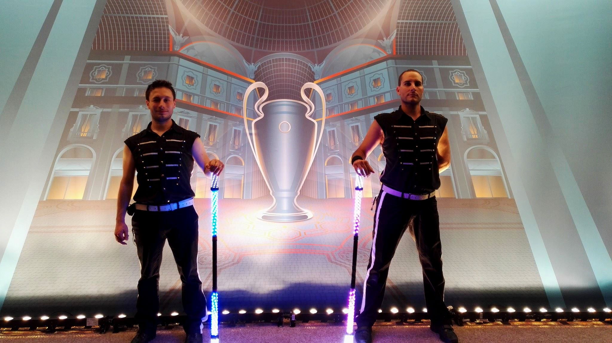 Spettacolo-di-giocoleria-LED-per-finale-di-Coppa-Campioni.jpg